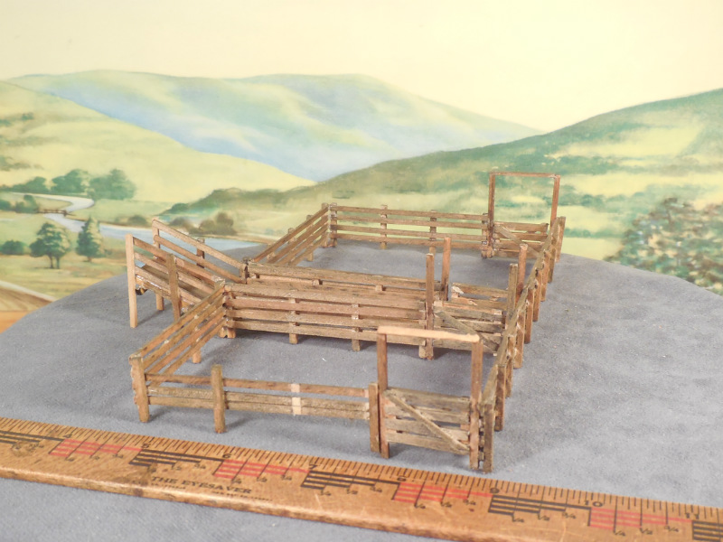 HO 187 BUILT Model Wood Craftsman CATTLE PEN STOCKADE with LOADING