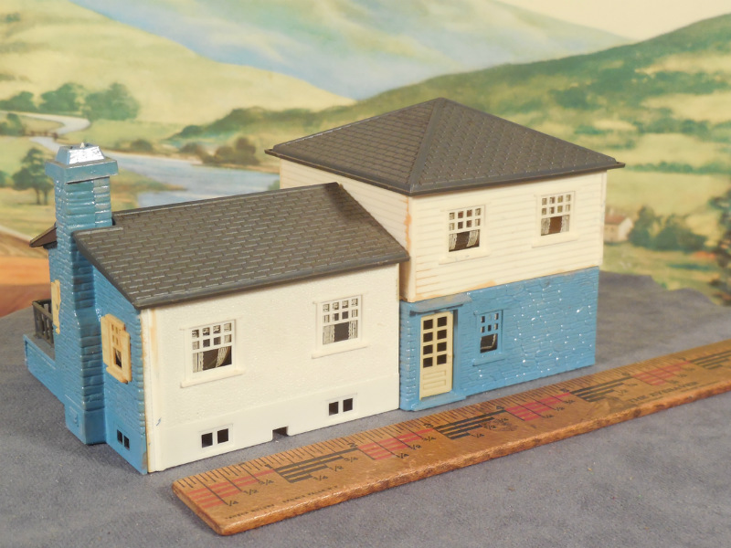 HO BUILT Model Building Plasticville MODERN SPLITLEVEL HOUSE Blue/White