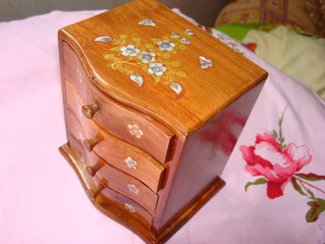 wonderful handcraft made jade box with 4 drawers