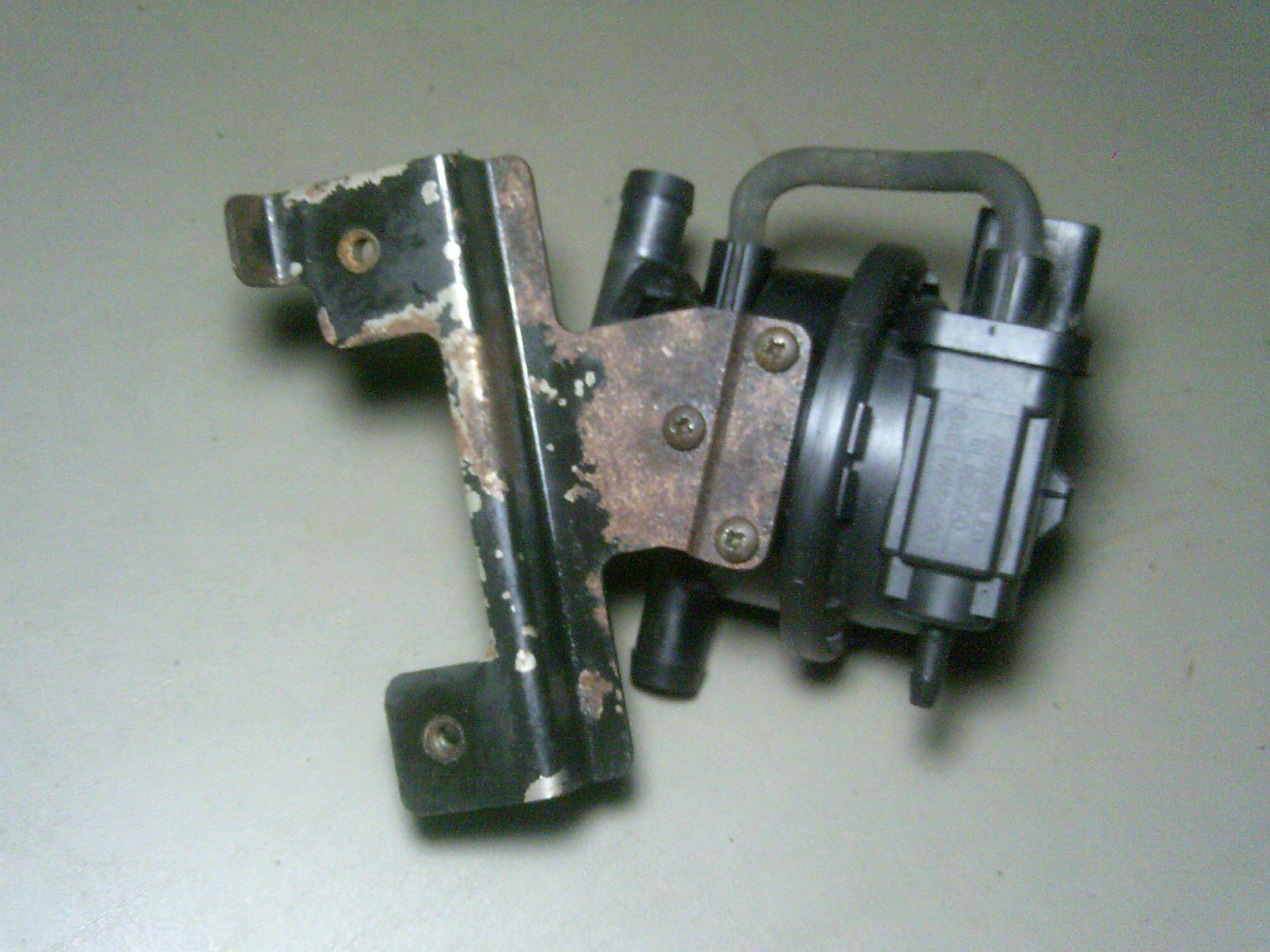 03 Town And Country Purge Vapor Air Pump Valve And Bracket PA66-M40 ...