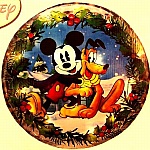 Disney Mickey & Pluto Wreath-20" Wreath Lights Up Using Regular 110v Plug Disney Mickey & Pluto Wreath-20" Wreath Lights Up Using Regular 110v Plug