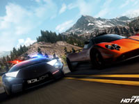 Cop chasing a racer in Need For Speed: Hot Pursuit