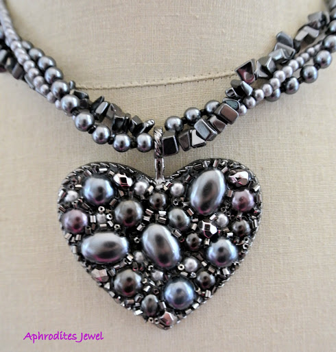 http://imagehost.vendio.com/preview/a/35111061/aview/June_eBay_jewelry_2012_013.JPG