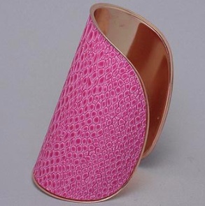 http://imagehost.vendio.com/preview/a/35111061/aview/Pink_summer_alligator_skin_cuff_2.jpg