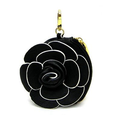 http://imagehost.vendio.com/preview/a/35111061/aview/black_252520rose_252520clutch.jpg