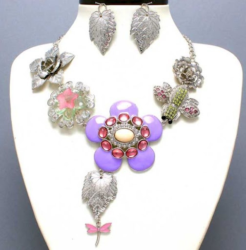 http://imagehost.vendio.com/preview/a/35111061/aview/flower_20bee_20necklace.jpg