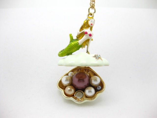 http://imagehost.vendio.com/preview/a/35111061/aview/mermaid_2520color_2520open_2520locket.jpg