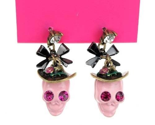 http://imagehost.vendio.com/preview/a/35111061/aview/pink_252520skulls.jpg