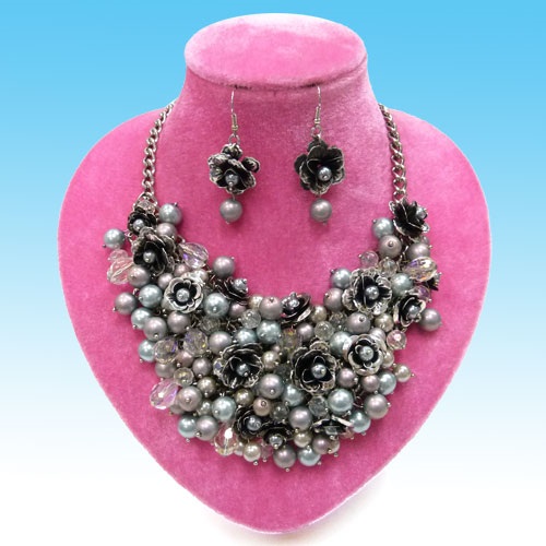 http://imagehost.vendio.com/preview/a/35111061/aview/rose_252520pearl_252520necklace.jpg