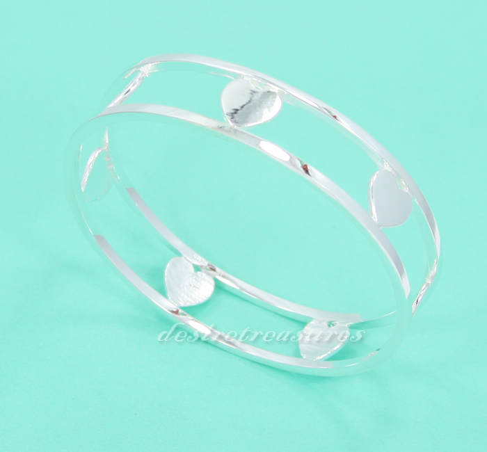 http://imagehost.vendio.com/a/35146771/view/BR0602_7hearts_bangle_01.jpg
