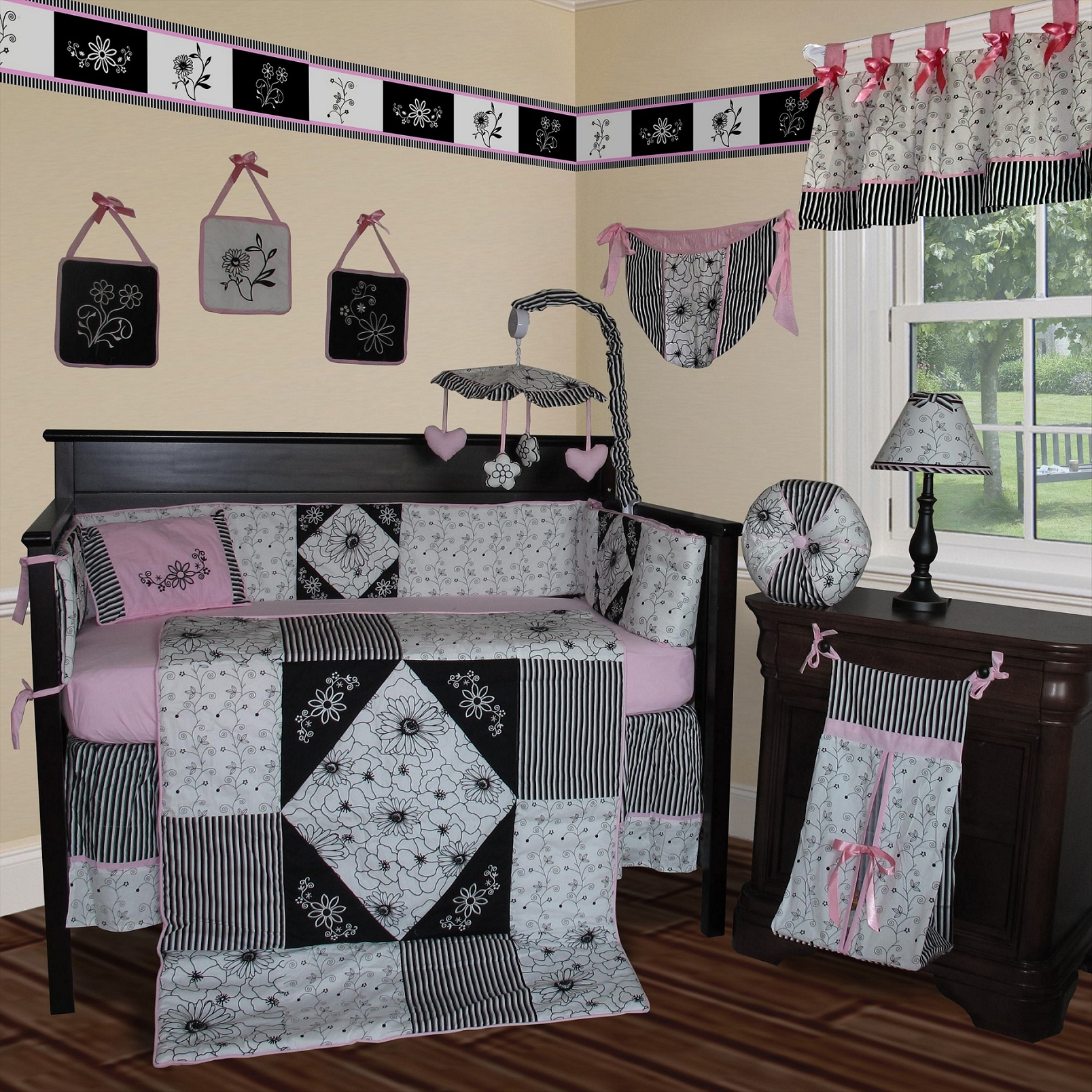 http://imagehost.vendio.com/a/884223/view/blackWhitPink.jpg