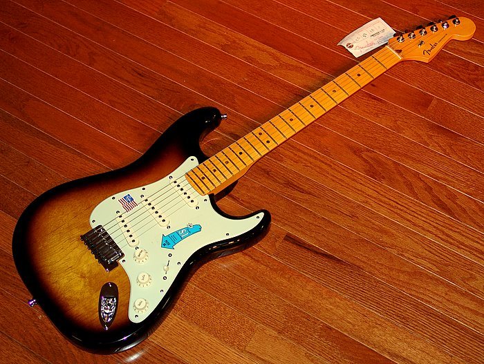NEW FENDER® 2-TONE BURST AMERICAN DELUXE V MN STRAT® 