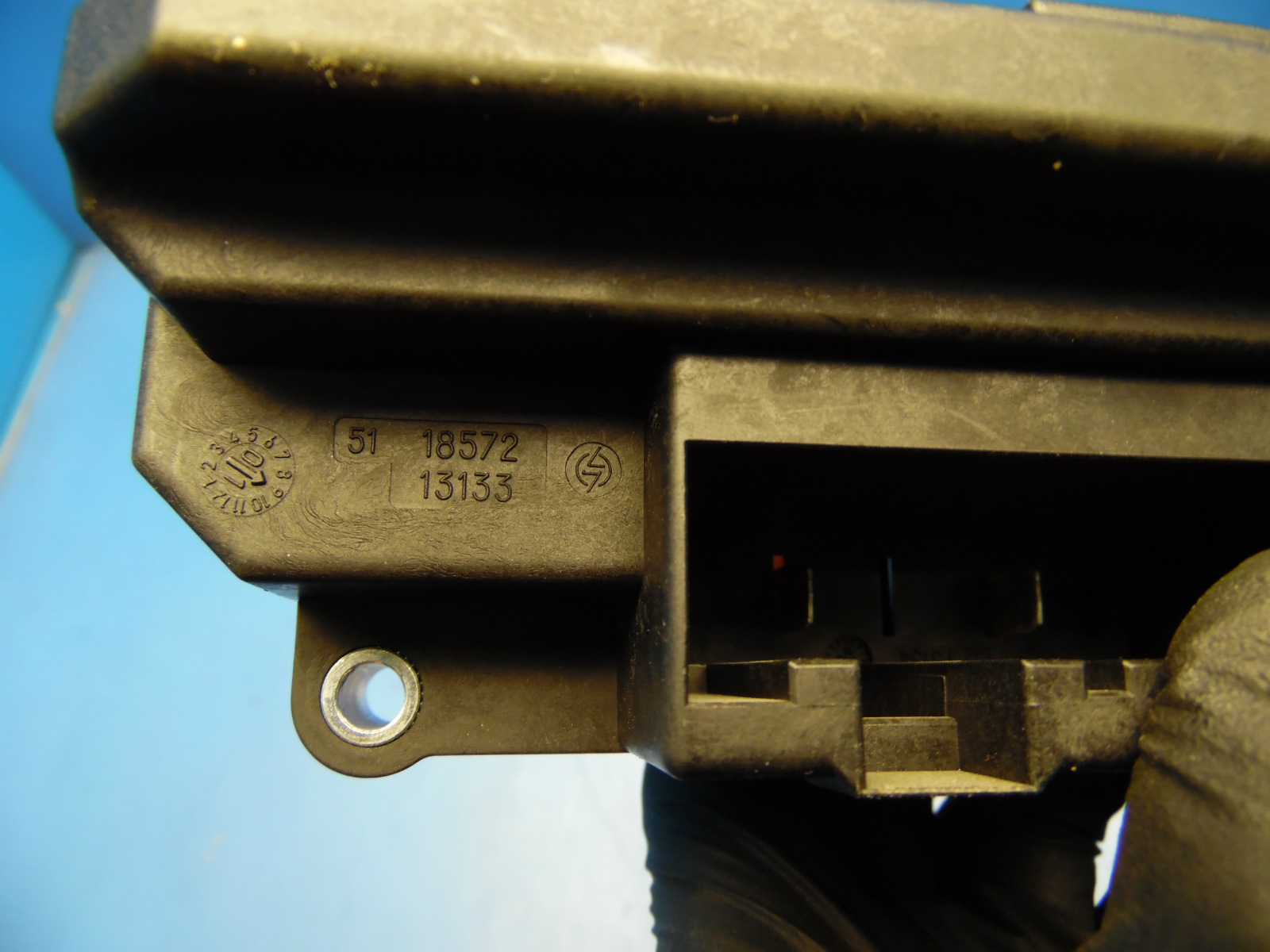 This is a fuse box with fuses removed from a 2002 BMW 745i. SHOULD fit  02-05 BMW 7 Series BUT PLEASE double check to be sure of fitment .