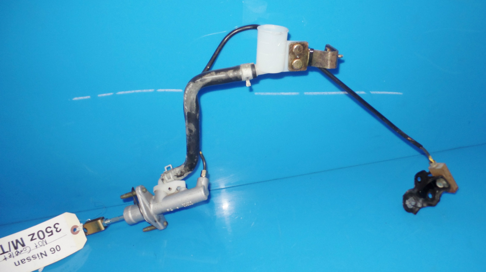 0308 Nissan 350z OEM hydraulic clutch cylinder with lines missing