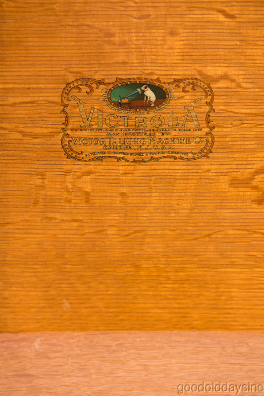 Beautiful Deluxe 1918 Victor Victrola VV-XVI w Oak Cabinet