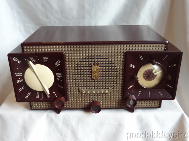 Vintage 1950's Zenith J733 Maroon - Clock Radio - Brown Bakelite Owl Series