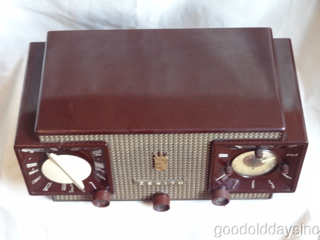Vintage 1950s Zenith J733 Maroon - Clock Radio - Brown Bakelite Owl Series