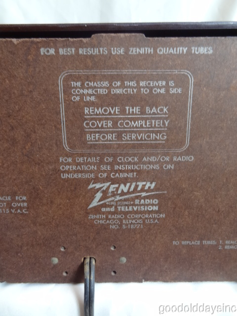 Vintage 1950's Zenith J733 Maroon - Clock Radio - Brown Bakelite Owl Series
