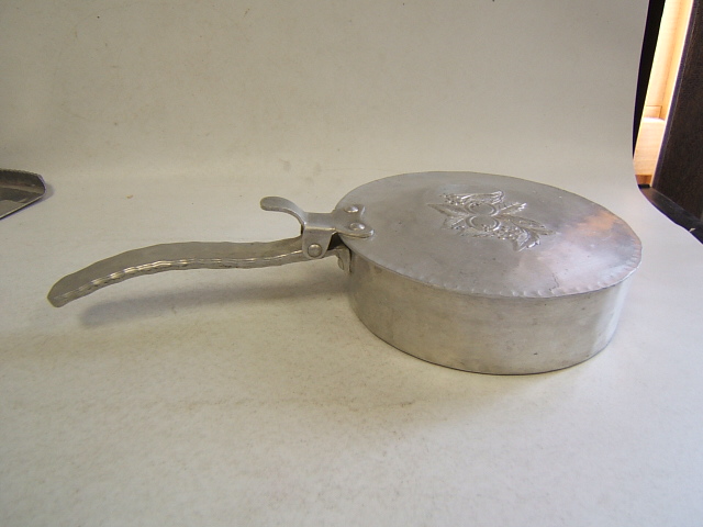 Everlast Metal Hand Forged Silent Butler Pan #552 Leaf/Berry Design ...