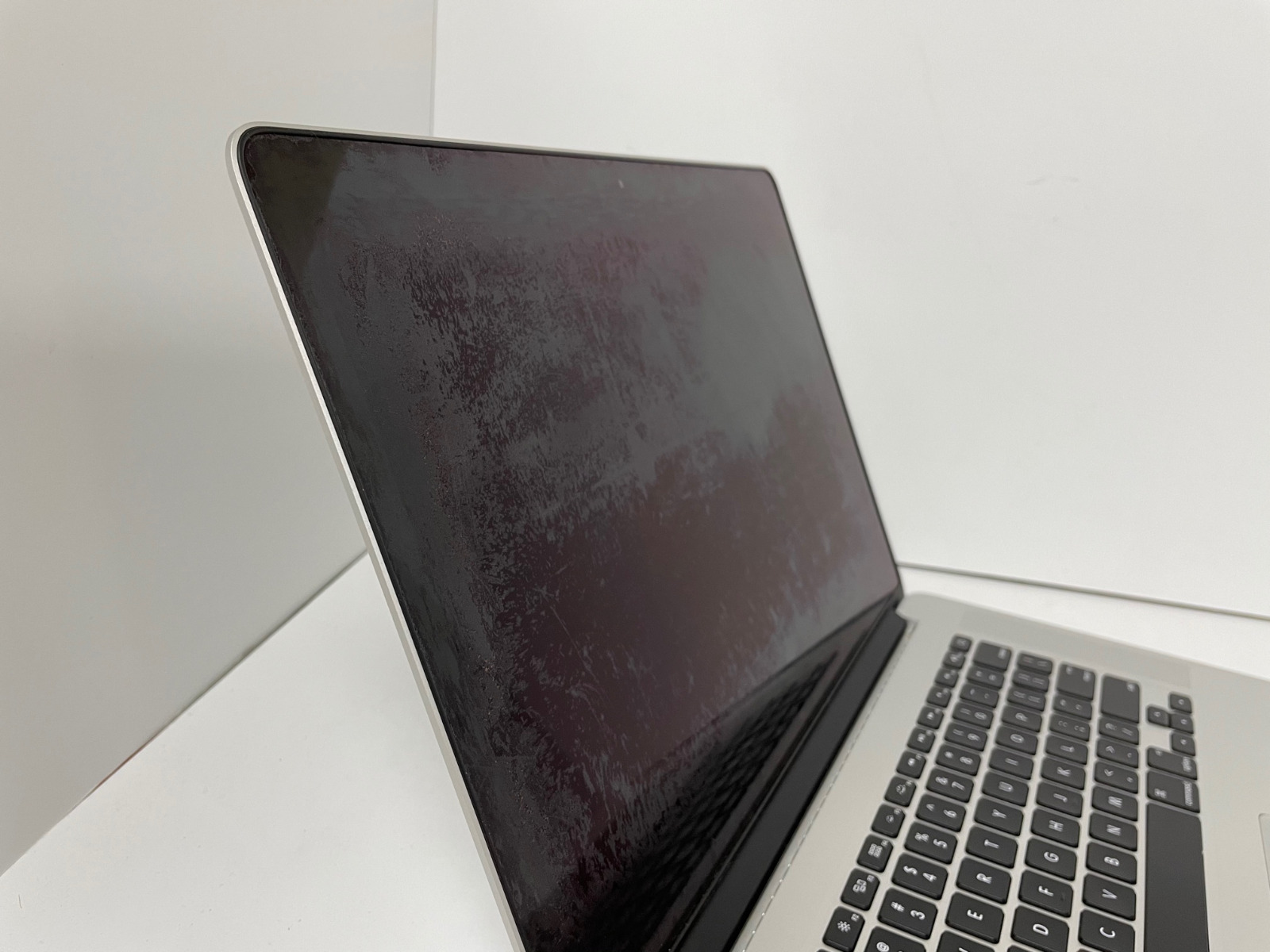 Apple MacBook Pro Retina 15.4 ME293LL/A Laptop i7-4750HQ 256GB SSD