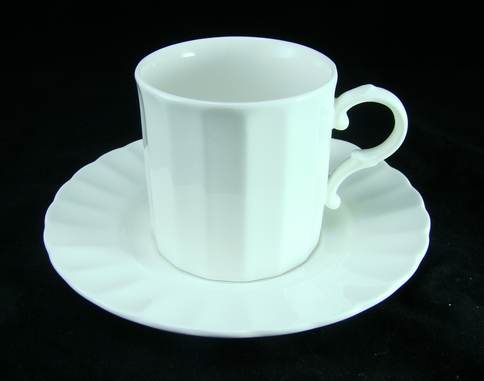 ルネッサンスホワイトmikasa逆輸入食器セット（皿、カップ、ソーサー） Mikasa Ultra Ceram CLASSIC WHITE DN900 Cup & Saucer Set(s