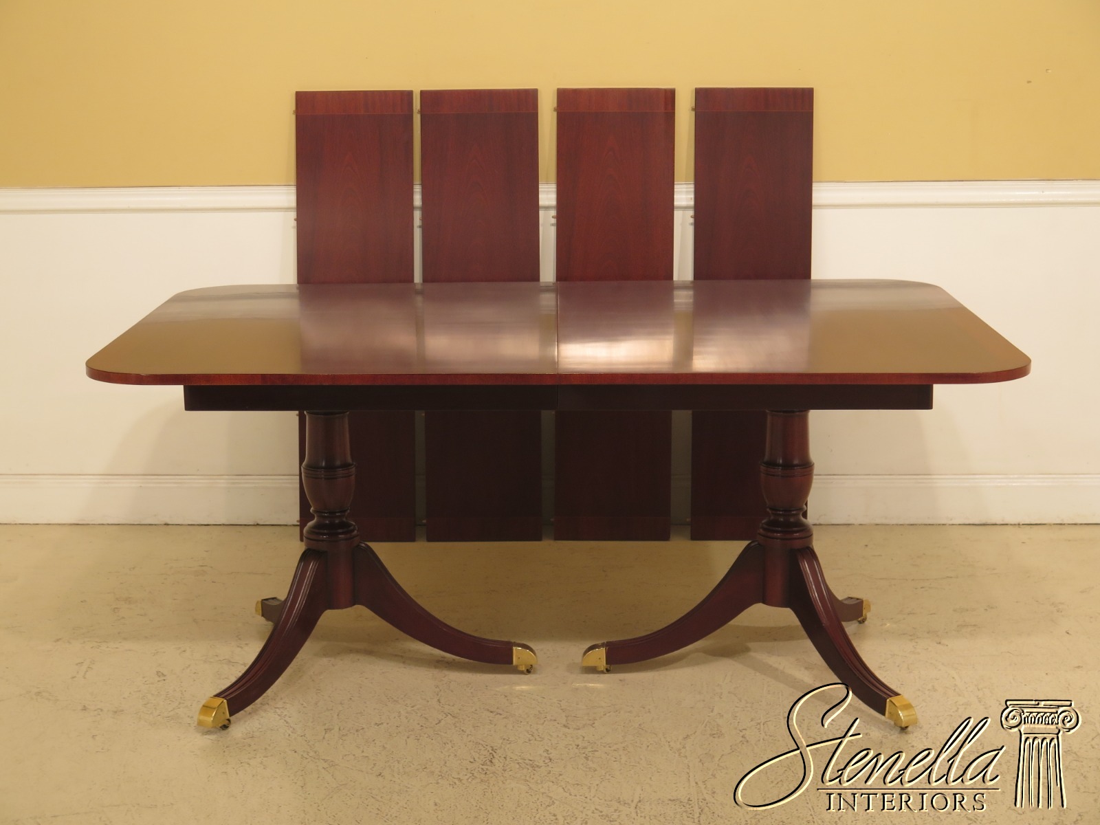 Duncan Phyfe Traditional Banded Mahogany Dining Room Table
