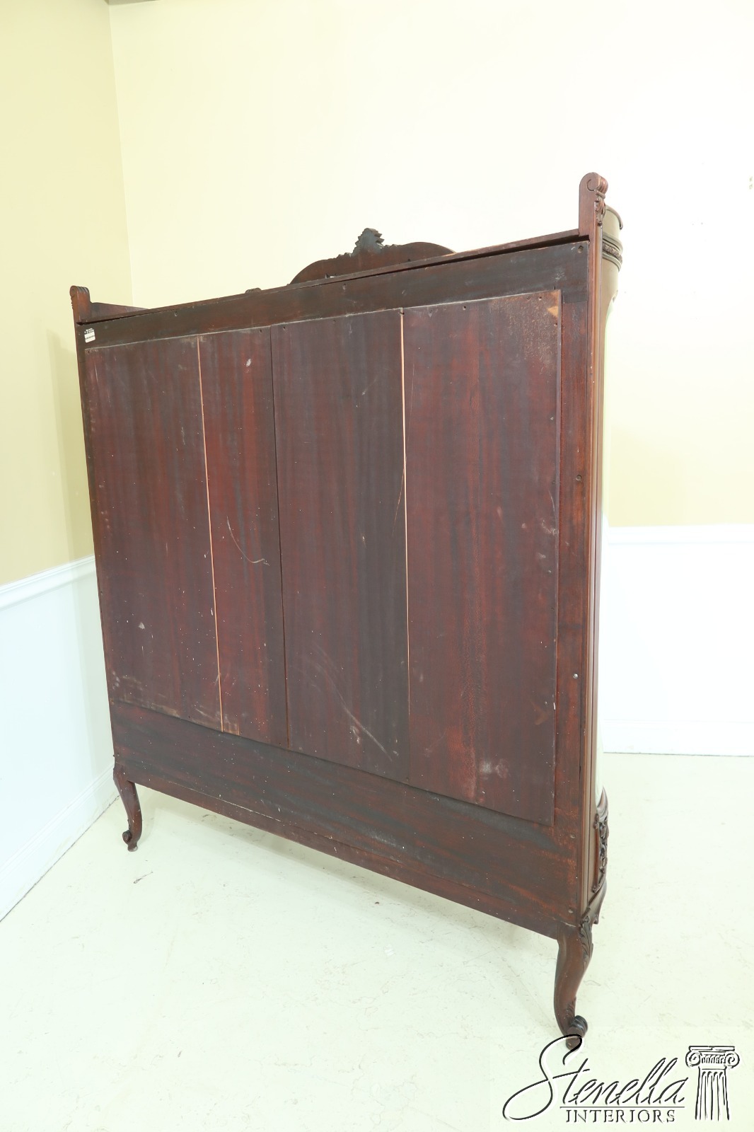 F49788EC: RJ HORNER Attributed Carved Mahogany Vitrine ...