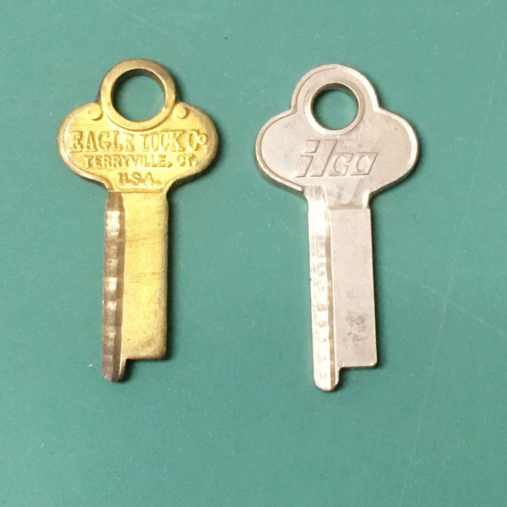 (1) Vintage Org. Eagle Lock Co. 08792MR Trunk key, or Ilco 1013G Key