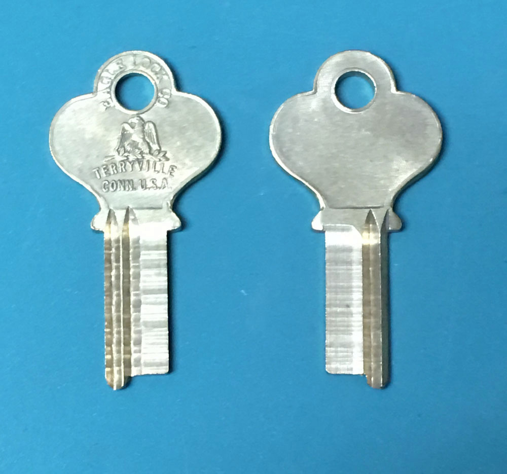 (1) Vintage Org. Eagle Lock Co. 08873M Trunk key, or Niessen 771 Key