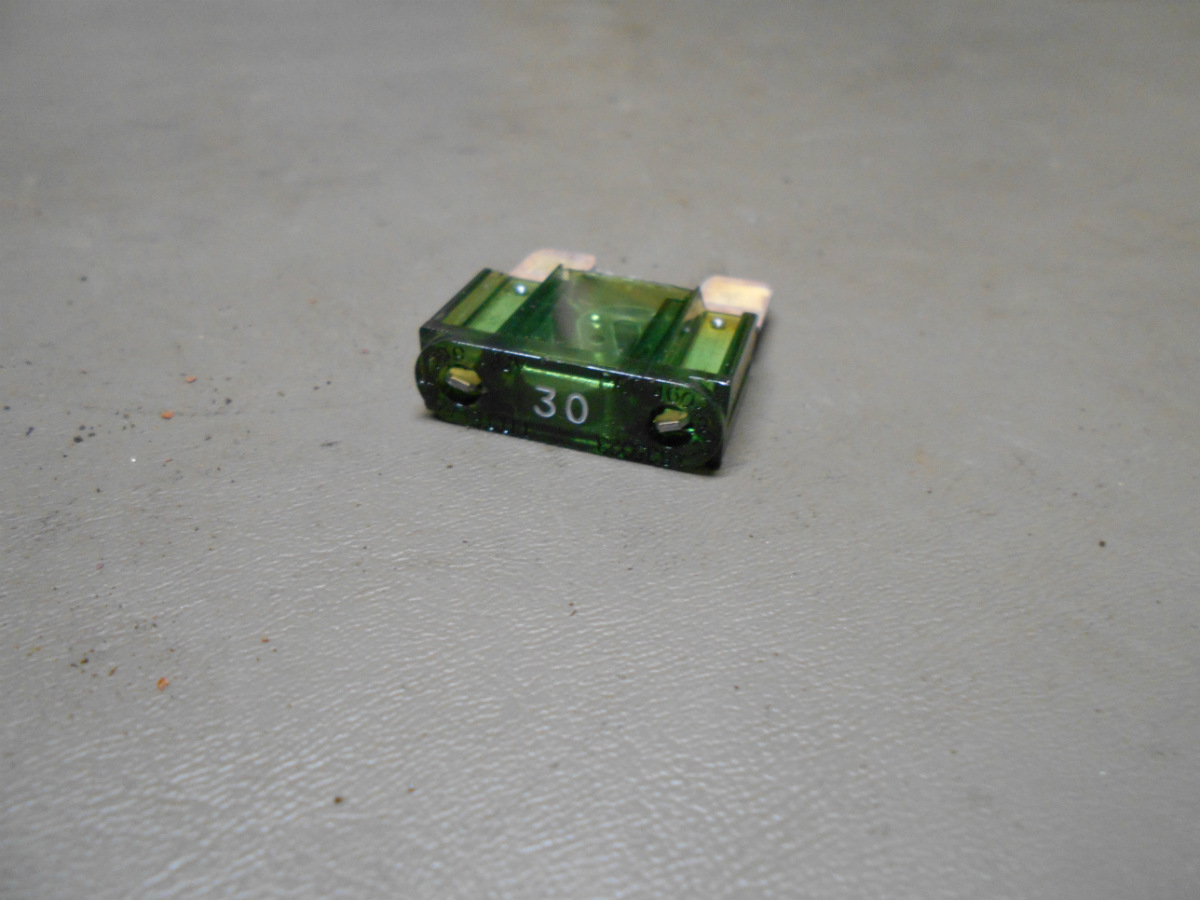 98 Explorer 5 0l Engine Compartment Power Distribution Fuse Box Larger Green 30 Ebay