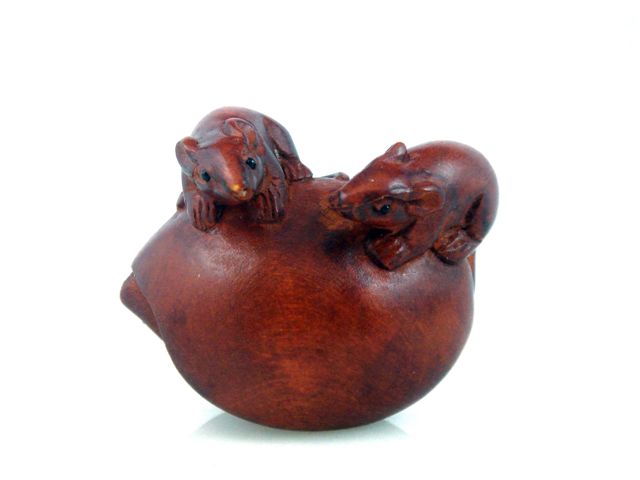 『兎』 根付 　　（提げ物 /緒締め /帯留め /Netsuke） 兎』 根付 （提げ物 /緒締め /帯留め /Netsuke）