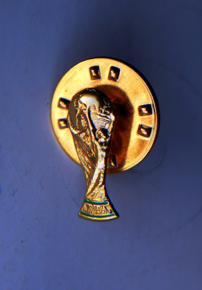 FIFAサッカーワールドカップ1990イタリア大会公式グッズ（チャーム）希少品 1990 Italy gold PIN FIFA Football SOCCER Italia 90 World Cup