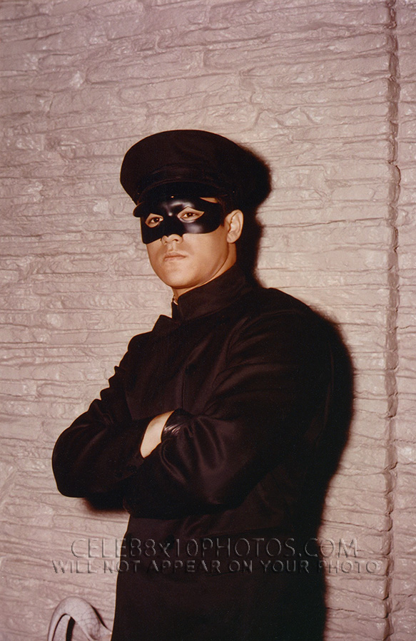 GREEN HORNET BRUCE LEE AT HOME (2) RARE 8x10 PHOTOS