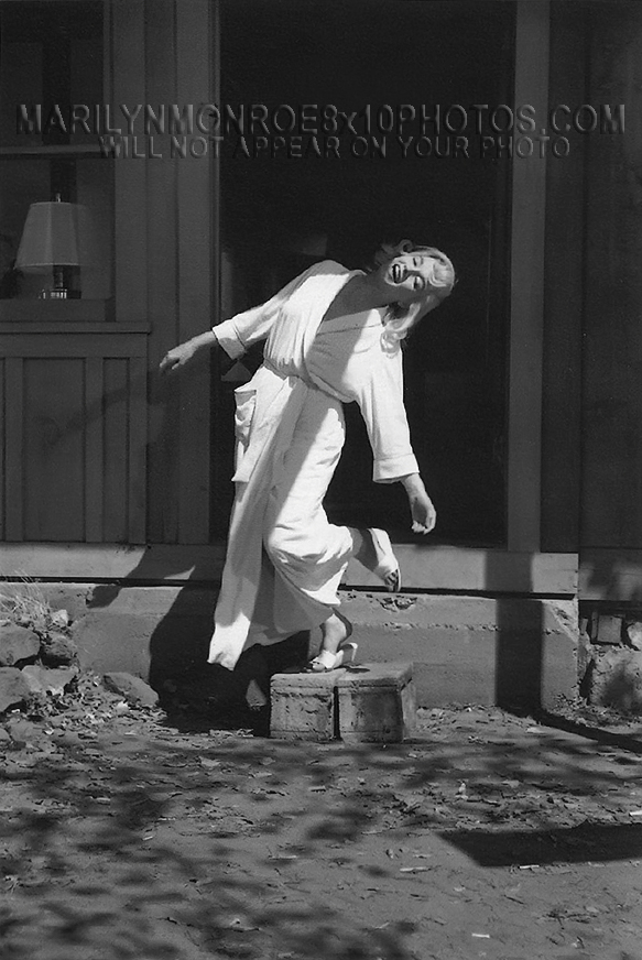 MARILYN MONROE OFFSET in BATHROBE (1) RARE 8x10 PHOTO