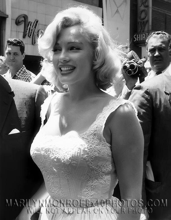 MARILYN MONROE 1960 CROWDED IN NYork (1) RARE 8x10 PHOTO