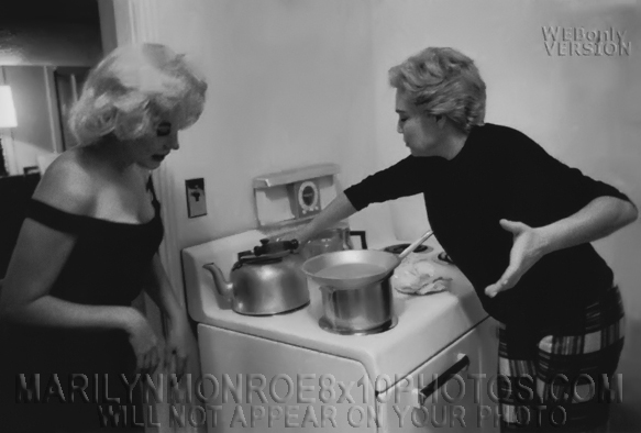 MARILYN MONROE IntheKITCHEN wFRIENDS (2) RARE 8x10 PHOTOS 