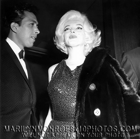 MARILYN MONROE At Gala Awards Show (2) RARE 8x10 PHOTOS 