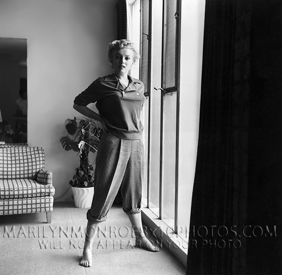 MARILYN MONROE AT HOME and SHOELESS (1) RARE 8x10 PHOTO