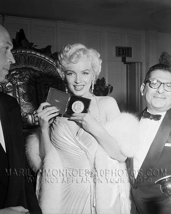 MARILYN MONROE AWARDING MARILYN (1) RARE 8x10 PHOTO