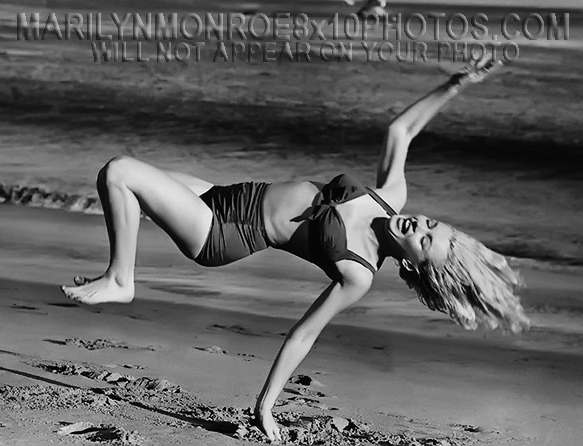 MARILYN MONROE BEACH  ACROBATICS (1) RARE 8x10 PHOTO