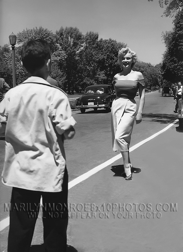 MARILYN MONROE BEAUTY ON THE STREET (1) RARE 8x10 PHOTO