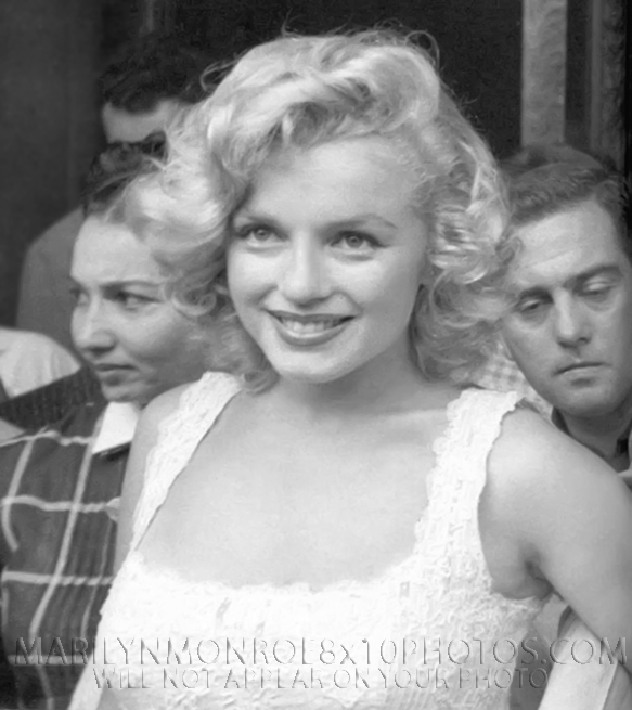 MARILYN MONROE BEAUTY with FANS (1) RARE 8x10 PHOTO