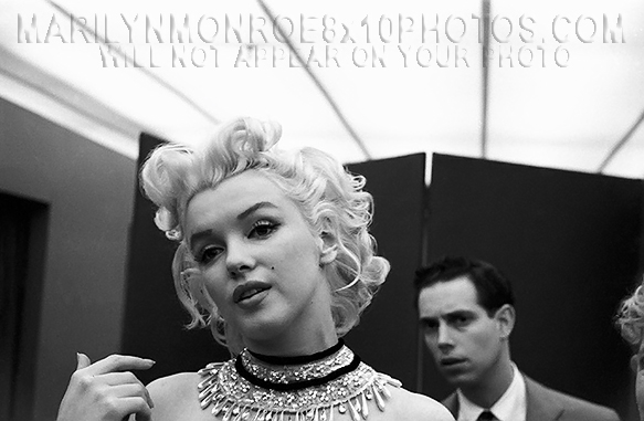 MARILYN MONROE CIRCUS SHOW BACKSTAGE (2) RARE 8x10 PHOTOS 