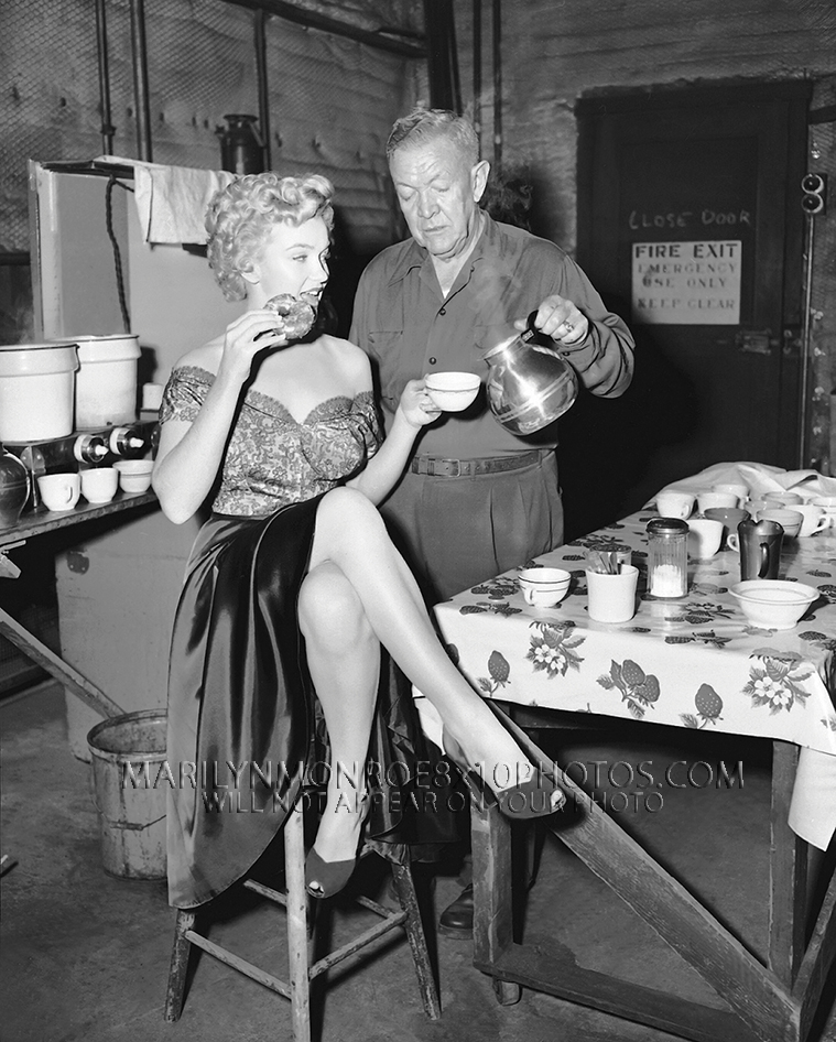 MARILYN MONROE COFFEE and DOUGHNUTS (1) RARE 8x10 PHOTO