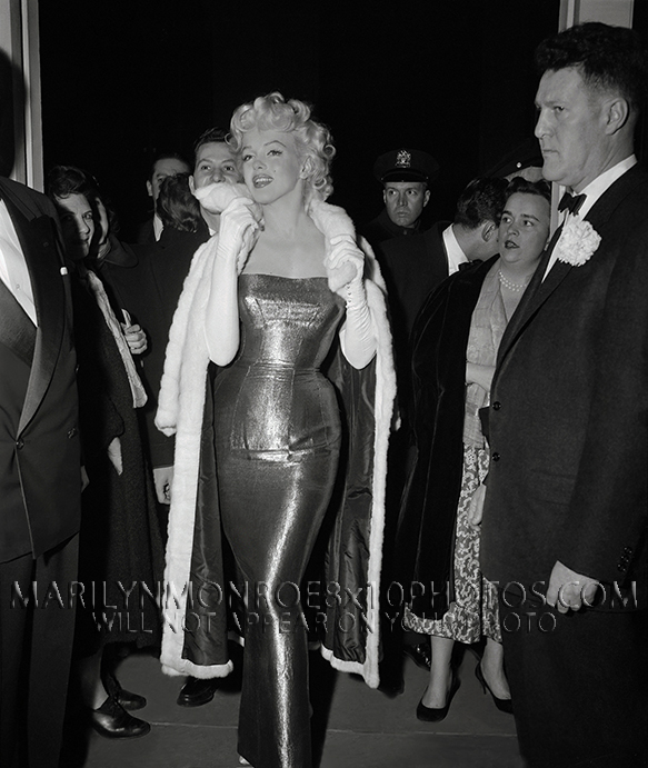 MARILYN MONROE CURVYBEAUTY onTHE TOWN (1) RARE 8x10 PHOTO