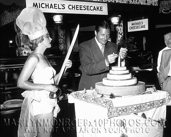 MARILYN MONROE CUTTING THE CAKE (1) RARE 8x10 PHOTO