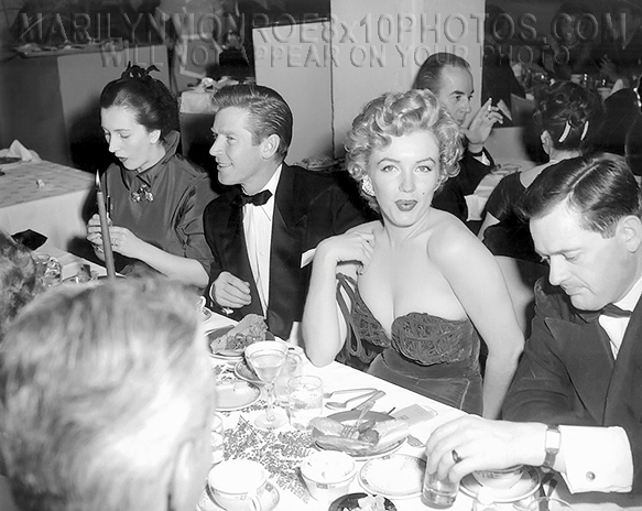 MARILYN MONROE DINNER with MARILYN(1) RARE 8x10 PHOTO
