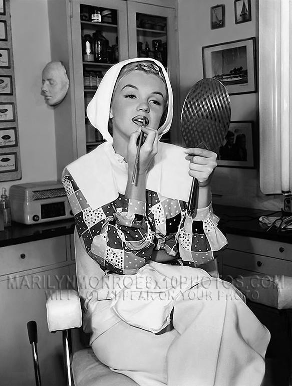 MARILYN MONROE DOING HER OWN MAKEUP (1) RARE 8x10 PHOTO