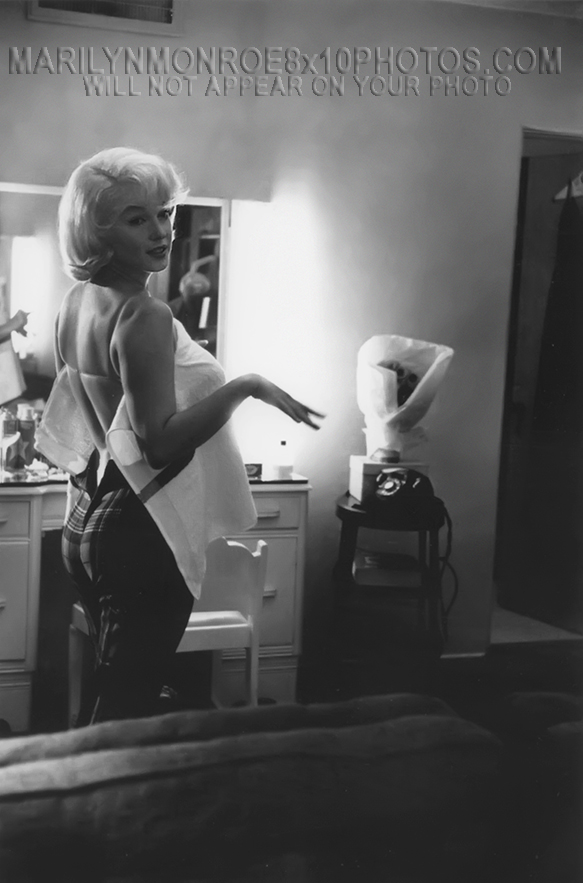 MARILYN MONROE DRESSING ROOM IN TOWEL (1) RARE 8x10 PHOTO