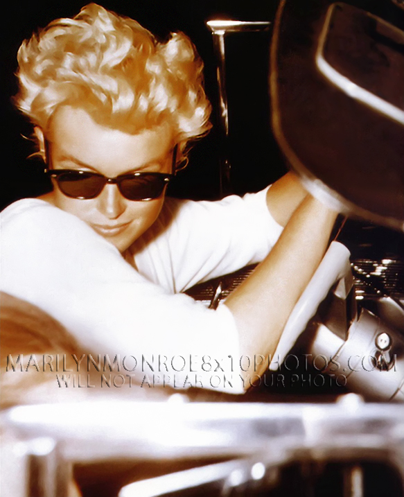 MARILYN MONROE DRIVING WITHOUT MAKEUP (1) RARE 8x10 PHOTO